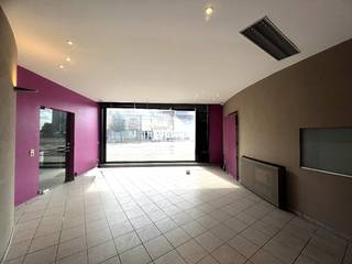 ruime handelswoning in hartje Diksmuide<br />bestaande uit een commercieel gelijkvloers en een ruime bovenliggende woning<br />uitgesplitst in 2, beide kavels elk met hun eigen tellers WGE<br /><br />omvattende :
<ul>
<li>kelderverdieping : kelder</li>
<li>gelijkvloers : centrale inkomhal, traphal, grote commerciële ruimte, toilet, ingerichte keuken, ingerichte badkamer met toilet, wasberging, grote koer/terras</li>
<li>1ste verdieping : overloop, toilet, grote en klare living, volledig ingerichte keuken, slaapkamer</li>
<li>2de verdieping : ingerichte badkamer, toilet, ruime dressing, 2 kamers, bergruimte</li>
<li>dakverdieping : grote hobbyruimte</li>
</ul>
<br />!! TOPAANBIEDING !!<br />super commercieel gelegen in het centrum langs een grote invalsweg<br />met een hele grote zichtbaarheid<br />parkeergelegenheid vlakbij op wandelafstand