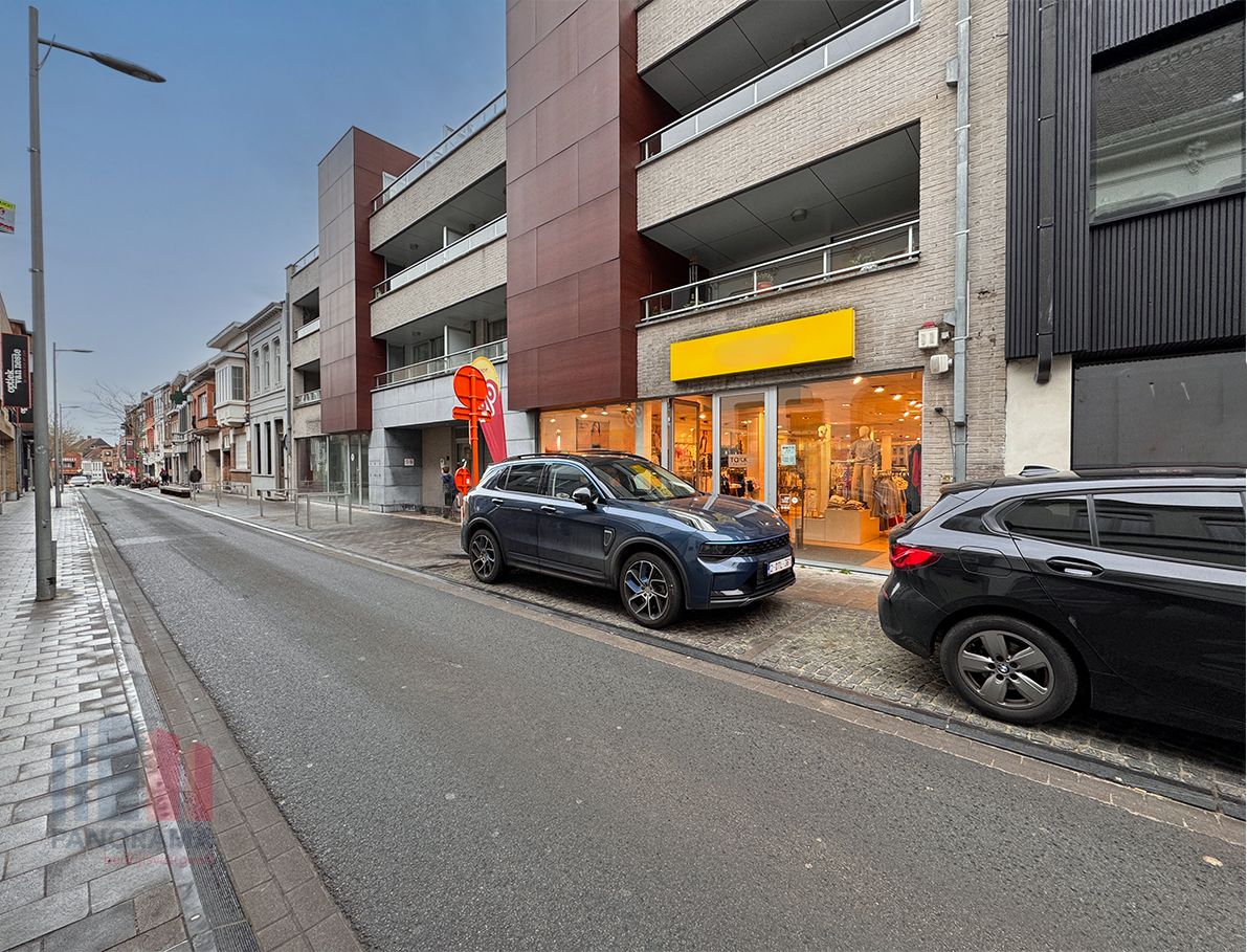 1.242 m² handelspand waarvan 623 m² verhuurd op toplocatie in centrum Izegem - photo 3