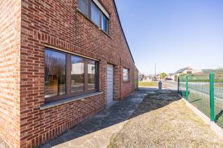 Voor verdere info of een vrijblijvende waardebepaling van uw eigendom: jordi.broes@homixx.be of 016 199 340. <br /><br />Bent u op zoek naar een woning met potentieel die u volledig naar eigen smaak kunt herinrichten of een bouwgrond waar u helemaal uw droom kan realiseren? <br />Dan is deze karaktervolle open bebouwing / bouwgrond iets voor u, gelegen in een oase van rust en groen in het geliefde Begijnendijk. <br />Met een indrukwekkende grondoppervlakte van 1214 m² biedt deze eigendom tal van mogelijkheden voor wie houdt van ruimte, privacy en een landelijke omgeving.<br /><br />De woning beschikt over een huidige bewoonbare oppervlakte van 139 m², maar kan nog uitgebreid worden. <br />Bij het betreden van de woning vindt u een dubbele leefruimte (living, eetplaats, slaapkamer) en een keuken. <br />De gelijkvloerse verdieping is verder uitgerust met een badkamer waarin ook de wasplaats is ondergebracht, een toilet en een aangename veranda. <br />De bovenverdieping telt nog eens twee extra volwaardige slaapkamers en biedt via de zolder extra opbergruimte of verdere uitbreidingsmogelijkheden.<br /><br />Buiten wordt u verrast door een ruim terras en een zeer diepe, groene tuin waar u volledig tot rust komt. <br />Een grote troef is de ruime achterbouw, dewelke perfect dienst kan doen als atelier, hobbyruimte of extra opslagplaats voor de zelfstandige of doe-het-zelver. <br />Er is tevens voldoende parkeergelegenheid voorzien op het eigen terrein dankzij de meerdere buitenparkings.<br /><br />Dit pand bevindt zich op een locatie in buitengebied in landelijk woongebied, is niet verkaveld en ook niet getroffen<br />door een RUP. <br />De algemeen geldende richtinggevende voorschriften gelden hier, bouwdiepte max 15/12, minimaal 3 m zijdelingse bouwvrije stroken, max 2 bouwlagen + dak,.... <br />Beperkingen rond bouwen van aanhorigheden zijn er hier niet specifiek. <br />Opvallende besluiten of lopende dossiers zijn er evenmin.<br /><br />De combinatie van de uiterst rustige ligging en het grote perceel geven een een unieke basis om uw droomwoning te realiseren.
