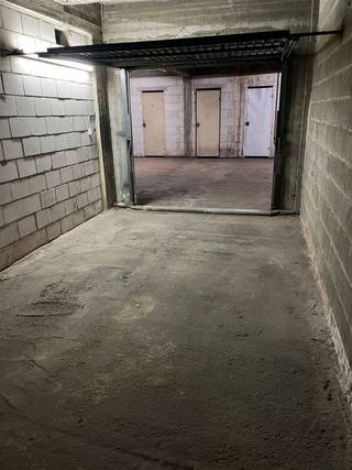 Ondergrondse garagebox met volgende afmetingen:  5.8 meter die en 3 meter breed.  Poort is 2.05 hoog en 2.10 breed.  Automatische poort aan de straat...