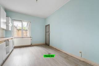 In de Plakkersstraat 67 te Oostende bevindt zich dit verzorgde gelijkvloerse appartement, ideaal als vaste woonst, tweede verblijf of investering.<br /><br />De ruime en lichtrijke woonkamer sluit mooi aan op de keuken, wat zorgt voor een aangenaam en open leefgevoel.<br /><br />De slaapkamer heeft een rechtstreekse aansluiting op de badkamer, wat extra comfort biedt.<br /><br />Geniet van een privatief terras, perfect om te ontspannen in alle rust. Het appartement is uitgerust met centrale verwarming op gas met een recente ketel, wat zorgt voor een efficiënte en betrouwbare verwarming. De PVC-ramen verkeren in goede staat en dragen bij aan een goede isolatie.<br /><br />Dankzij de centrale ligging bevinden winkels, openbaar vervoer en het stadscentrum zich op wandelafstand.<br /><br />Een interessante opportuniteit voor wie comfortabel en centraal wil wonen! <br /><br />