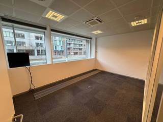 <p>Move-in ready office space of 107 m² located on the ground floor at Diestsevest 14 in <span><span>Leuven</span></span>, offering excellent visibility and a prime location close to the train station, bus connections and the city centre.</p>
<p>The property includes 3 office spaces, one of which can be used as a waiting room, a kitchenette and a storage room. Ideal for a start-up, liberal profession, law firm, interim agency or other service provider.</p>
<p>Excellent accessibility by car and bicycle.<br />2 parking spaces included, including 1 with electric charging point.</p>
<p></p>