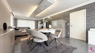 <p><span>Bij ImmoFusion 7/7 “open huis”: klik op onze 3D-RONDLEIDING.</span><br /><span>Ervaar vastgoed alsof je er zelf doorloopt en bekijk de virtuele tour!</span><br /><br />Bij het betreden van deze verzorgde woning komt u terecht in een uitnodigende inkomhal, waar zich ook een apart gastentoilet bevindt.</p>
<p>De lichtrijke en ruime leefruimte is voorzien van grote raampartijen die zorgen voor een aangename lichtinval en een open gevoel. Aansluitend vindt u de volledig uitgeruste keuken met moderne inbouwtoestellen. Naast de keuken bevindt zich een praktische berging en een gezellige eethoek, die directe toegang biedt tot het terras en de zuidgerichte tuin – ideaal om te genieten van zonnige dagen.</p>
<p>Op de eerste verdieping bevinden zich drie volwaardige slaapkamers en een ruime badkamer. Vanuit één van de slaapkamers is er toegang tot de zolderverdieping, die extra bergruimte biedt of mits aanpassing dienst kan doen als hobbyruimte of bureau.</p>
<p>Buiten geniet u van een overdekt terras en een aparte garagebox. De woning beschikt bovendien over een kruipkelder die extra mogelijkheden biedt op vlak van technieken en opslag.<br /><br />Pluspunten:<br />- Volledig instapklaar;<br />- 3 ruime slaapkamers<br />- Zonnige tuin met overdekt terras;<br />- Garabox;<br />- Aangelegde tuin;<br />- Zeer rustig wonen;<br />- Kruipkelder aanwezig!</p>
<span>Voor een bezichtiging ter plaatse of meer info, bel ons op 078/78.78.70, of kom gewoon binnen op ons kantoor, steeds welkom!</span>