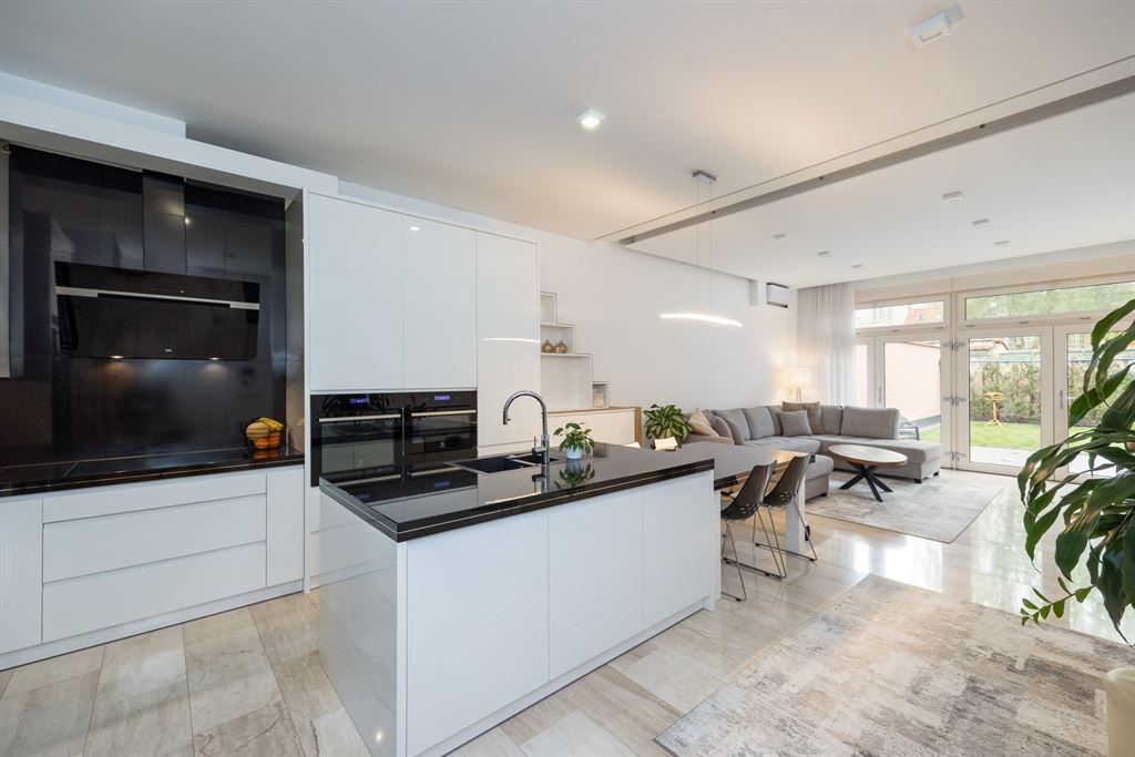 Energiezuinig gerenoveerde woning met garage - foto 1