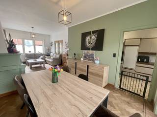 Ruime lichtvolle gezinswoning (ca. 176m² bew. opp.) gelegen in een rustige woonwijk op 2a 28ca, 4 slaapkamers, veel lichtinval + zonnepanelen (EPC: C).<br />De woning bevindt zich in een rustige buurt, vlakbij scholen, winkels, openbaar vervoer, speeltuinen &amp; de Brusselse Ring.<br /><br />Op het gelijkvloers (87m²) bevindt zich een ruime inkomhal, leefruimte (35m²) met bureau-ruimte en toegang tot privé-terras (nieuw aangelegd) en zonnige tuin + keuken (9,40m², mogelijkheid tot uitbreiding naar open keuken met eiland), aparte wc en bergruimte (7,75m²).<br /><br />Op de 1ste verdieping (41m²) bevindt zich een nachthal, 3 slaapkamers (6m²/13,40m²/15,10m²) en badkamer (4,30m²) met bad/douche, lavabo en wc.<br /><br />Op de 2de verdieping bevindt zich een recent vernieuwde grote 4de slaapkamer van 41m², opsplitsbaar in 2 aparte kamers. Dak geïsoleerd (14cm). Zonnepanelen geïnstalleerd in 2023.<br /><br />+ kelder/wasplaats (29m²) + 2 regenwaterputten + bronwaterput.<br /><br />Extra info: Elektrische installatie conform (zowel voor de woning als voor de zonnepanelen). EPC: klasse C ; 234 kWh/m². CV op gas (verwarmingsketel Junkers) + nieuwe boiler sinds 2022. Ramen dubbele beglazing (+ rolluiken aan voorgevel en achtergevel). Nieuwe schuifdeur op het gelijkvloers. Bronwaterput aangesloten op wc en wasmachine. Hoofddak geïsoleerd + platte daken vernieuwd en geïsoleerd. Koepel gelijkvloers ook vernieuwd (3-dubbel glas).<br /><br />Asbest: 2 materialen te verwijderen voor 2040. VCRO: Gvg, Wg, Gmo, Gvkr, Gvv. Niet gelegen in een overstromingsgebied (P: A ; G: A). Vrij vanaf 15/01/2027.<br /><br />Voor meer info: 0487 50 80 40