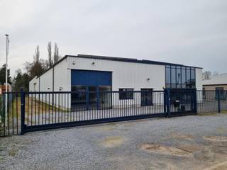 Op industrieterrein De Waerde in Zonhoven is dit bedrijfsgebouw van 1200m² beschikbaar vanaf februari 2027. De magazijnen werden in 2 fases gebouwd (elk 600m²) en zijn voorzien van inpandige kantoren met stapelruimte op de mezzanine. Het voorste gedeelte is verwarmd en voorzien van burelen, sanitair en een kitchenette. In de achterste hal is een werkplaats gebouwd van 170m² waarboven ook stapelruimte is voorzien. Het voorste magazijn is verwarmd op stookolie, de burelen deels met een lucht-lucht warmtepomp en deels met elektrische radiatoren (PV-installatie 6.6kW aanwezig).<br /><br />Het terrein van 2.280m² is omheind en toegankelijk via 2 grote elektrische poorten. Het pand is toegankelijk via een brede sectionaalpoort (8m) aan de zijkant. Ter hoogte van de glaspartij aan de voorzijde is het mogelijk om de 2de poort opnieuw in gebruik te nemen. Ruim voldoende parkeergelegenheid.<br /><br />TROEVEN:<br />- zeer goede ontsluiting met de E314 op 2.5km<br />- PV-installatie<br />- afgesloten buitenterrein<br /><br />Iab - Vg - Gmo - Gvkr -Gvv<br /><br />Voor meer info: info@jansenrealestate.be of 011/39.90.50