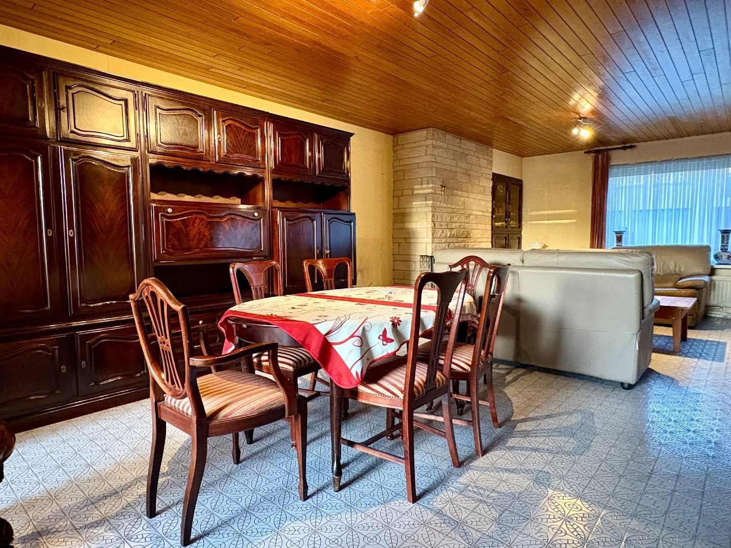 Grote hoekwoning te koop in de Bosmolens te Izegem met 3 slaapkamers, ruime tuin en een zolder met veel mogelijkheden. - foto 4