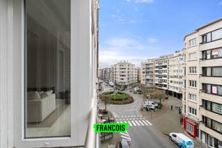 Exclusief wonen aan de Van Iseghemlaan te centrum Oostende<br /><br />Op de 4de verdieping van Van Iseghemlaan 126 bevindt zich dit prachtige appartement, dat in 2025 volledig werd gerenoveerd. De afwerking is hoogwaardig en tot in de puntjes verzorgd, met elegante parketvloeren, verfijnde sierlijsten, een luxueuze regenwaterdouche en een open, volledig uitgeruste keuken met moderne toestellen.<br /><br />Dankzij de gevelbreedte van bijna 8 meter geniet de leefruimte van een uitzonderlijke lichtinval en straalt het appartement ruimte en klasse uit. Verder beschikt het appartement over twee ruime slaapkamers, een gunstig EPC-label en maakt het deel uit van een gebouw in uitstekende staat.<br /><br />De ligging is een absolute troef: in het hart van Oostende, op wandelafstand van zee, winkels, horeca en het bruisende stadsleven.<br /><br />👉 Ideaal voor wie comfortabel en stijlvol wil wonen op een centrale ligging. Een echte buitenkans in Oostende.