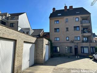 Ruim Appartement met Garage, 2 slaapkamers en terras.<br />Bent u op zoek naar een instapklaar appartement op een toplocatie? <br />Dit ruime appartement met twee slaapkamers en terras bevindt zich op de 2de verdieping en op een zucht van het station en de groene vesten. <br />Het appartement is bereikbaar met de lift of vaste trap.<br />Hier geniet u van het stadsleven met alle faciliteiten op wandelafstand.<br />De Troeven:<br />Locatie: Binnen de ring, uitstekende bereikbaarheid (trein/bus/auto).Ruimte: <br />Slimme indeling met veel aandacht voor bergruimte.<br />Comfort: Badkamer met zowel bad als douche en een ruim terras.<br />Omgeving: Directe toegang tot de stad en de natuur.<br />Nieuwe performante condenserende gasketel.<br />Indeling van de woning:<br />Ontvangsthal met vestiaireruimte en gastentoilet.<br />Lichtrijke woonkamer met directe toegang tot het terras.<br />Open keuken met aansluitend een zeer praktische berging.<br />Nachthal die leidt naar 2 volwaardige slaapkamers. <br />Badkamer uitgerust met ligbad, douche en dubbele lavabo.<br />Ruime aparte berging/wasplaats voor optimaal gemak.<br />Garage: Geen parkeerstress dankzij de mogelijkheid tot aankoop van een garage achter het gebouw, Prijs 25.000€.