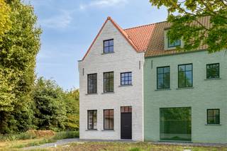 <p><strong>Energiezuinige en lichtrijke halfopen bebouwing</strong> met een bewoonbare oppervlakte van ca. 190 m², 4 slaapkamers, parkeerplaats en omringd door groen. Het betreft de <strong>eerste ingebruikname</strong> van de woning (nieuwbouw).</p>
<p><strong>Indeling:</strong><br /><span><em>Gelijkvloers</em><em>:</em></span><br />U betreedt de woning via de ruime inkomhal met apart toilet en vervolgens komt u in een uitgestrekte, lichtrijke ruimte met bureau-, zit- en eetgedeelte met hoogwaardige open keuken met keukeneiland. De volledig uitgeruste keuken geniet alle comfort: een kookeiland en kwaliteitsvolle toestellen. Er is meer dan voldoende kastruimte, een dubbele inox gootsteen, een inductievuur met ingewerkte dampkap, combi-oven, oven, vaatwasser, koelkast, diepvries en een eiland met een inductievuur inclusief ingewerkte dampafzuiging. De keuken vormt een passend geheel met de leefruimte, die naadloos aansluit op de uitgestrekte tuin met terras (heden in aanleg). Achteraan bevindt er zich een praktisch tuinhuis met een overkapping, dienstig als loungegedeelte. Naast de keuken bevindt er zich nog een praktische technische berging met wasaansluiting.</p>
<p><span><em>Eerste verdieping:</em></span><br />De nachthal op de eerste verdieping sluit aan op twee ruime slaapkamers met ingemaakt kasten van 13m². De badkamer is luxueus afgewerkt met inloopdouche met regendouchekop, spiegel, handdoekradiator en wastafel met kastgedeelte. Op de nachthal is er ook een apart toilet voorzien.</p>
<p><span><em>Tweede verdieping:</em></span><br />Hier bevinden zich twee slaapkamers en een badkamer met ligbad, wastafel en spiegel met verlichting.</p>
<p>De woning geniet overal dezelfde verfijnde en kwalitatieve afwerking. Er is één privatieve parkeerplaats voorzien.</p>
<p><strong>Bijzonderheden:<br /></strong>Voldoende parkeergelegenheid;<br />Hoogwaardige nieuwbouw;<br />Vloerverwarming;<br />EPB in opmaak.<br /><br /><strong>Ligging:</strong><br />Gelegen in een<strong> residentiële woonwijk</strong> met veel jonge gezinnen, nabij invalswegen en winkels.</p>