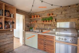 <p><span>Charmante rijwoning in het centrum van Schoten, op wandelafstand van winkels, openbaar vervoer en scholen. </span></p><p><span>De woning beschikt op het gelijkvloers over een authentieke inkomhal, een lichte woonkamer met zicht op het binnenterras/veranda, een keuken met eetruimte en toegang tot het binnenterras/veranda met extra bijgebouw dat benut wordt als wasplaats. Met de buren links deel je een gemeenschappelijke doorgang van het straat naar de veranda. (ideaal voor vuilbakken en fietsen) Achteraan de keuken bevindt zich de badkamer in verouderde staat.</span></p><p><span>Op de eerste verdieping zijn er twee volwaardige slaapkamers met recent vernieuwde ramen, ingebouwde kasten en een ingebouwd bed. Via de hal is er toegang tot het dakterras en het multifunctionele "tuinhuis", momenteel ingericht als klusruimte maar eenvoudig om te bouwen tot bv buitenkeuken en logeerplaats.</span></p><p><span>De woning is structureel in goede staat en voorzien van dubbele beglazing en vernieuwde centrale verwarming. </span></p><p><span>Verdere modernisatie op esthetisch en energetisch vlak biedt tal van mogelijkheden om deze woning naar eigen smaak af te werken.</span></p><p><span>Interesse? Contacteer Verlimmo voor meer informatie of een bezoek ter plaatse.</span></p><p><span>03/658.95.58<br /><span>info@verlimmo.be</span></span></p><p><span> </span></p>