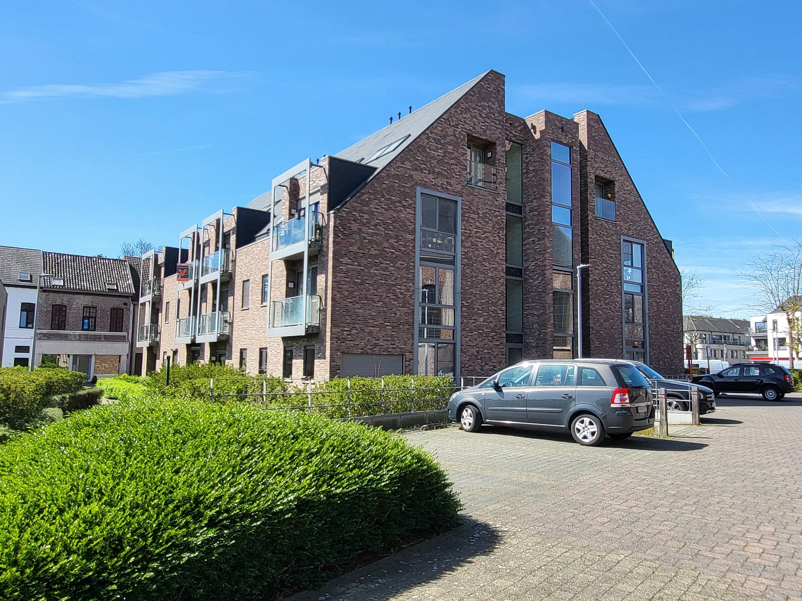 Instapklaar en energiezuinig appartement (66 m²) met zuidgerichte terrassen, ideaal gelegen in een rustige dorpsomgeving op wandelafstand van winkels, openbaar vervoer en scholen.  - foto 3