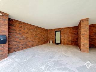 Deze woning is gelegen op een uiterst centrale ligging in het centrum van Roeselare, kortbij de Spil, de winkelstraat, de ring en nog veel meer!<br /><br />De indeling is als volgt: Overdekte parkeerplaats met fietsparking - inkomhal met berging - technische ruimte/wasplaats - apart toilet - ruime, lichtrijke living met uitgeruste keuken (met eiland: voorbeeld van de keuken toegevoegd) - Zeer zonnige tuin met terras. <br />Op het eerste verdiep: nachthal - ruime slaapkamer en badkamer (badkamermeubel - toilet en douche). <br />Op het tweede verdiep: nachthal - 2 volwaardige slaapkamers. Uit de eerste slaapkamer is er toegang tot de geïsoleerde zolder. <br /><br />Troeven: <br />- Zonnepanelen en vloerverwarming aanwezig: uiterst energiezuinig<br />- Centraal gelegen in een gloednieuwe woning. <br />-Zuidgerichte tuin!<br /><br />De woning wordt opgeleverd en is vrij vanaf 1/09/2026. <br /><br />EPB: woning in aanbouw.<br /><br />Bij interesse, gelieve enkel en alleen te reageren via het contactformulier. Wij contacteren u terug van zodra een bezoek mogelijk is.