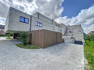 PLUSPUNTEN:<br />+ appartement 2.3<br />+ bruto oppervlakte: 140,53m²<br />+ netto oppervlakte: 114,53m²<br />+ terrasoppervlakte: 27,17m²<br />+ voorzien van zonnepanelen<br />+ 2 slaapkamers<br />+ ondergrondse parking en berging<br />+ extra carport nr. 15 inbegrepen<br />+ ventilatie type D<br />+ instapklare oplevering<br />+ ontwerp keuken zie downloads<br /><br />ALGEMEEN:<br />Twee comfortabele slaapkamers. Een ruime leefruimte met grote glaspartijen en een open keuken. En een zuid-oost georiënteerd terras van maar liefst 27,17 m². Dit appartement heeft het allemaal.<br /><br />Alsof dat nog niet genoeg is, bestaat het verder uit een twee aparte toiletten, een praktisch ingerichte badkamer en een handige berging, vlakbij de keuken. De nachthal scheidt de slaapkamers, één toilet en de badkamer van de rest van het appartement. Je beschikt ook over een ondergrondse autostaanplaats en extra kelderberging. Met de lift of trappen naar boven? Het kan allebei, aan jou de keuze.<br /><br />De appartementen worden instapklaar opgeleverd en voorzien van warmtepomp/vloerverwarming en ventilatietype D.<br /><br />De vermelde prijs is met inbegrip van kelderberging en ondergrondse autostaanplaats, rekening houdend met 21% btw te rekenen op de constructiewaarde.<br /><br />Aansluitkosten nutsvoorzieningen, aandeel kosten basisakte en notariskosten niet inbegrepen in verkoopprijs.<br /><br />Elk appartement wordt volledig afgewerkt conform het lastenboek en schilderklaar opgeleverd.<br /><br />DOWNLOAD: onder het tabblad downloads kan u het plan samen met het lastenboek terug vinden.<br /><br />Wilt u graag meer weten over deze instapklare moderne appartementen? Contacteer ons dan voor vrijblijvende info op +32 89 87 03 67 of elke@immosign-plus.be!