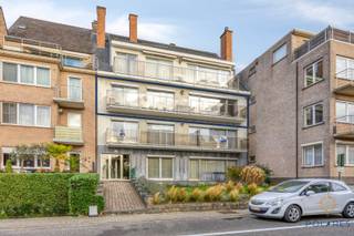 Bezoekdag dinsdag 16/12, plan uw bezoek via www.polares.eu <br /><br />In een rustige straat in Bierbeek vindt u dit ruime en goed onderhouden appartement met een bewoonbare oppervlakte van 156 m². Gelegen op de tweede verdieping van een kleinschalig gebouw met lift, biedt deze woning bijzonder veel licht en ruimte.<br /><br />De grote leefruimte is een echte troef, met brede raampartijen die zorgen voor een aangename lichtinval. Daarnaast zijn er vier volwaardige slaapkamers, wat dit appartement uitermate geschikt maakt voor een gezin of voor wie extra ruimte zoekt voor bureau of hobby.<br /><br />Het appartement beschikt verder over een private kelder en een garagebox met automatische kantelpoort. De garagebox is verplicht mee aan te kopen aan 30.000 euro, bovenop de vraagprijs van 365.000 euro.<br /><br />Met een gunstig EPC-label B is dit een energiezuinige woning, wat zich vertaalt in een lagere energiefactuur.<br /><br />De ligging combineert rust met een vlotte bereikbaarheid: op korte afstand van Leuven en met goede verbindingen naar de omliggende gemeenten.<br />Interesse? Plan uw bezoek in via onze website www.polares.eu