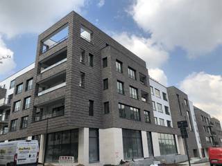 <p>UCCLE – In a quiet neighborhood, just a stone’s throw from Calevoet Station, in the “Les Hauts Prés” development, near the Lycée Français. Beautiful apartment with approximately 83 m² of living space located on the 1st floor. Entryway, separate toilet, laundry room, living room of approximately 29 m² with a south-facing terrace of approximately 12 m², fully equipped kitchen, study of approximately 8 m² with an adjoining shower room, bedroom of approximately 14 m² with an adjoining bathroom. Cellar C26. Available June 1, 2026. Energy Performance Rating: C* - Measurements provided for informational purposes only.</p>
<p></p>
<p>Estimated monthly maintenance fees: €90 (common areas)</p>
<p></p>
<p><u>On the 1st floor</u> - B5C12</p>
<ul>
<li>Toilet with sink</li>
<li>Laundry area</li>
<li>Living room of approx. 29 sq. m. (4.2 x 6.7) with a south-facing terrace of approx. 12 sq. m.</li>
<li>Fully equipped kitchen (oven, microwave, stovetop, range hood, fridge/freezer, dishwasher)</li>
<li>1 bedroom of approx. 14 sq. m. (3.3 x 4.2) with en-suite bathroom (bathtub, double sink) + utility room (dual-flow ventilation)</li>
<li>1 children’s room or office of approx. 8 sq. m. (2 x 4) with en-suite shower room (shower, sink) + access to the same terrace</li>
</ul>