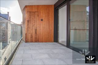 <strong><u>Nieuwbouw assistentiewoning (nog nooit bewoond!) met één slaapkamer op toplocatie in het centrum van Hasselt </u></strong><br /><br /><u><strong>TROEVEN:</strong></u><br />- Toplocatie pal in het centrum van Hasselt<br />- Nog nooit bewoond geweest - in nieuwe staat! <br />- Veel privacy <br />- Ruim terras met uitzicht op het Groenplein  <br />- Mogelijkheid tot volledige assistentie mét extra services (bv. pedicure, kapper, kine, ...)<br />- Ondergrondse autostaanplaats kan worden aangekocht (€ 39.000,00) <br />- Kelderberging inbegrepen in de vraagprijs <br /><br />Nieuwbouwcomplex "Ursulinenhof" is een fantastisch geheel aan assistentiewoningen, pal in het centrum van Hasselt. Op de site waar vroeger het Vrij Technisch Instituut gelegen was, waar de nonnen van de Ursulinenorde lesgaven, werd in 2019-2020 een woningcomplex gerealiseerd waar zowel de oorspronkelijke charme werd behouden als aandacht besteed aan modern comfort en architectuur. Er werd voorzien in een 100-tal assistentiewoningen, een Grand Café, een heel gezellige binnentuin,  een kapsalon, kinesitherapie- en ergopraktijk, een schoonheidssalon, ... De bewoners van de assistentiewoningen kunnen in hun eigen residentie genieten van alle gewenst comfort. <br /><br />Vanop het Groenplein kijken we naar het rechtergebouw van Ursulinenhof, modern gehuld in een koperen jasje. Op de tweede verdieping vinden we deze assistentiewoning terug, met een ruim terras (+/- 12 m²) vanwaar je uitkijkt op het Groenplein. De ligging aan de voorzijde van het gebouw garandeert privacy, terwijl je gezellig kan uitkijken op het bruisende stadsleven. We komen de assistentiewoning binnen via de ruime inkomhal, die toegang geeft tot een open leefruimte met keuken. De keuken werd volledig uitgerust. Er is een ruime slaapkamer met ensuite badkamer voorzien, alsook een wasplaats. Extra bergruimte werd gecreëerd door een buitenberging op het terras te plaatsen, alsook dankzij de kelderberging die bij de assistentiewoning hoort. Dankzij de grote raampartijen in de leefruimte is het er heerlijk vertoeven met veel daglicht en een uitzicht dat continu in beweging is. Dit appartement werd nog niet in gebruik genomen, alles is dus nog spiksplinternieuw en je kan er geheel je eigen inkleuring aan geven. <br /><br />Bij Ursulinenhof kan iedere bewoner gebruik maken een eersteklas "hotelservice": op maat van jouw noden kun je een zorgpakket aanvragen. Zo is er onder meer een oproepsysteem voor noodsituaties of zorgverlening, staat er 24/7 zorgpersoneel klaar, kunnen ze je helpen met administratie en kan je ervoor kiezen om maaltijden te laten leveren of huishoudelijke hulp in te schakelen. De mogelijkheden zijn talrijk. <br /><br />Een grote troef voor deze assistentiewoning is de ondergrondse parkeerplaats die bij de assistentiewoning kan worden aangekocht (€ 39.000,00). Zorgeloos parkeren in het midden van het stadscentrum, op een steenworp van je voordeur: dàt is comfortabel wonen. <br /><br />Ben je op zoek naar een mooie, moderne locatie om je zilveren jaren door te brengen? Zou je graag investeren in een assistentiewoning? Neem snel contact met ons op. 