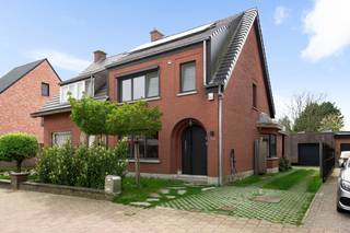 Ontdek deze instapklare, energiezuinige halfopen bebouwing met magazijn, gelegen in het gegeerde Ranst.Bij aankomst wordt u verwelkomd via de...