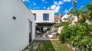 Stijlvol gerenoveerde woning met zuidgerichte tuin, rustig gelegen in het Oude Knokke, op wandelafstand van de winkels en de Groentenmarkt. Indeling: ruime inkomhal met vestiaire en gastentoilet. Lichtrijke en royale woon- en eetkamer met gezellige gashaard en directe toegang tot het zonnige terras en de tuin. Aansluitend bevindt zich de volledig uitgeruste open keuken met open haard en aangename ontbijthoek. Verder beschikt het gelijkvloers over een praktische bureauruimte, een douchekamer en toegang tot de kelder.<br />Op de eerste verdieping bevinden zich drie ruime slaapkamers, twee badkamers en een afzonderlijk toilet. De zolderverdieping is bereikbaar via een vaste trap en biedt tal van mogelijkheden als bijkomende slaapkamer, bureau of polyvalente ruimte. De zuidgerichte tuin met verzorgd terras geniet van optimale privacy en vormt een heerlijke plek om in alle rust van de zon te genieten. Als bijkomende troef beschikt de woning over een inpandige garage, bereikbaar via een achterliggende weg, met extra parkeermogelijkheid voor de poort. Een bijzonder complete en instapklare woning die hoogwaardige afwerking, optimaal wooncomfort en een uitstekende ligging in het Oude Knokke combineert. Contacteer Alex Dewulf voor meer informatie of een bezoek.