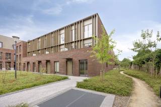 Zoek je een huis te koop dat modern en energiezuinig is? Dit trendy, instapklare pand in Oud-Rekem, Lanaken, is een unieke kans. Het 'Mooiste dorp...