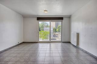 Indeling:- inkomhal met praktische vestiaireruimte- apart toilet met handenwasser- woon- en eetkamer- terras- geïnstalleerde open keuken- aparte berging met voorzieningen voor was- en droogmachine- slaapkamer- badkamer met inloopdouche, wastafel en badkamermeubelExtra troeven:- recent, netjes onderhouden gebouw- uitstekende EPC-score- centrale, doch rustige ligging nabij het centrum, winkels, openbaar vervoer...- mobiscore 8,8/10De maandelijks vaste kosten voor het onderhoud van de gemeenschappelijk delen bedragen 80 euro per maand.Bent u geïnteresseerd in deze woning te huur in Hoboken?Aarzel dan niet om een bezoekaanvraag in te dienen via onze website via de daar voorziene rode balk.Wenst u uw eigendom ook te koop of te huur te stellen? We helpen u graag verder. Steeds tot uw dienst om u verder te helpen met al uw vragen over vastgoed.