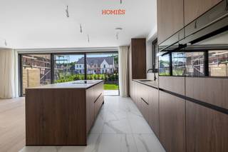 Wij stellen u graag dit uitzonderlijk ruime appartement voor, waar hedendaags wooncomfort en een hoogwaardige afwerking centraal staan. Via de privatieve inkomhal komt u terecht in de lichtrijke leefruimte met open keuken, die dankzij kwalitatieve materialen en ingemaakte maatkasten een stijlvolle, tijdloze uitstraling geniet. Met een bewoonbare oppervlakte van 145 m² biedt deze woonst bijzonder veel ruimte. De drie volwaardige slaapkamers bieden tal van mogelijkheden en maken het appartement ideaal voor gezinnen, thuiswerk of wie extra logeerruimte wenst. Daarnaast beschikt de woning over twee smaakvol ingerichte badkamers, afgewerkt met oog voor comfort en functionaliteit. Ook op technisch vlak werd niets aan het toeval overgelaten. Vloerverwarming, een warmtepomp, ventilatiesysteem type D en zonnepanelen zorgen voor een aangenaam binnenklimaat en een energiezuinig karakter. Buiten geniet u van een terras en een privatief tuintje, waar het heerlijk vertoeven is. Bovendien beschikt het appartement over een carport en parkeergelegenheid voor twee wagens. De ligging vormt een extra troef: winkels, scholen en openbaar vervoer bevinden zich in de onmiddellijke omgeving, terwijl u dankzij de vlotte verbinding met de E314 snel alle belangrijke invalswegen bereikt. Kortom, een instapklare en bijzonder ruime woonst die kwaliteit, comfort en bereikbaarheid perfect combineert. Interesse? Contacteer ons via info@homies.be of 016 22 82 22.