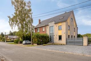 Stap binnen in deze charmante halfopen woning, gebouwd in 2001, en ervaar meteen het gevoel van thuiskomen. Met een bewoonbare oppervlakte van 234...