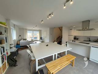 <p><span>Appartement duplex neuf dans le centre de Herent.</span></p><p><span> </span></p><p><span>Appartement magnifiquement fini avec un espace de vie très spacieux et une terrasse orientée au sud.</span></p><p><span>La cuisine est équipée de nombreux placards et appareils (lave-vaisselle, plaque vitrocéramique, hotte, réfrigérateur, micro-ondes et four)</span></p><p><span>Il y a une salle de bain facile à entretenir avec douche, toilettes et double vasque avec meuble et miroir.</span></p><p><span>Il y a 2 grandes chambres.</span></p><p><span>À l'entrée, il y a des toilettes séparées avec un petit lavabo.</span></p><p><span>La spacieuse salle technique est équipée d'un système de ventilation D, d'une chaudière à gaz économe pour le chauffage central et d'un emplacement pour le lave-linge.</span></p><p><span>Inclus un espace de stationnement ouvert souterrain et une cave avec électricité.</span></p><p><span> </span></p><p><span>Un garage peut être loué pour seulement 50 euros.</span></p><p><span>À l'avant du bâtiment, un espace de stationnement avec borne de recharge peut même être loué pour 50 euros par mois.</span></p><p><span> </span></p><p><span>50 euros de charges communes par mois.</span></p><p><span>En raison de la faible étiquette énergétique (25), la consommation est très faible. Panneaux solaires présents.</span></p><p><span> </span></p><p><span>Disponible immédiatement.</span></p><p><span>Intéressé? </span><span>Demandez votre visite via notre site web!</span></p><p><span> </span></p>