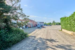 TE KOOP Hasselt - Multifunctioneel pand Herkenrodebosstraat 40<br /><br />Langsheen de Herkenrodebosstraat nummer 40 te Kuringen vinden we dit gebouw voor gemengd gebruik op een perceel van maar liefst 84 are 16 centiare. Het pand ligt uitstekend vlakbij de Kuringersteenweg en de op -en afritten van de E313.<br />Het pand is verdeeld in woongedeelten en commerciële ruimtes en is momenteel zo goed als volledig verhuurd. De huuropbrengsten maken dit dan ook een interessant investeringsobject.<br /><br />Kenmerken:<br />- oppervlakte perceel: 84a16ca<br />- bebouwde oppervlakte: +- 2375m²<br />- nuttige oppervlakte: 2678m²<br />- achterliggend garageboxen (5 stuks)<br /><br />Voor meer info en/of een bezichtiging ter plaatse - 011/39 90 50 of peter.indesteege@jansenrealestate.be