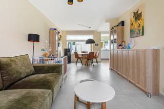 Deze ruime woning werd de voorbije jaren grondig gerenoveerd en is volledig instapklaar. Danzkij de gunstige ligging vlakbij het centrum van Kapellen bevinden winkels, scholen en het openbaar vervoer zich allen in de nabije omgeving. Via de inkomhal met gastentoilet betreedt u de woning. Van hieruit betreikt u de ruime en lichtrijke leefruimte met tegelvloer. Dankzij de grote raampartijen aan zowel de voor- als achterzijde geniet de ruimte van een aangename lichtinval. Het hoge raam aan de achterzijde zorgt tevens voor een fijn uitzicht op de westgerichte tuin. Aansluitend aan de leefruimte bevindt zich de in 2025 vernieuwde, open keuken, uitgerust van alle comfort. Daarnaast is er een praktische berging, bereikbaar vanuit zowel de keuken als de inkomhal. Op de eerste verdieping bevinden zich drie volwaardige slaapkamers en een eveneens in 2025 vernieuwde badkamer, voorzien van een inloopdouche, toilet en wastafel met meubel. Verder beschikt de woning over een ruime bergzolder, waar heel wat extra materiaal gestockeerd kan worden. Het perceel heeft een totale oppervlakte van 160 m² en is westelijk georiënteerdd, waardoor u de hele namiddag en avond van de zon kunt genieten. In de tuin bevindt zich bovendien een in 2025 vernieuwde tuinberging voorzien van elektriciteit en een overdekt terras. Uw wagens kan u eenvoudig parkeren op eigen terrein dankzij de 2 autostaanplaatsen voor de woning. Bovendien werd de woning in 2021 uitgerust met 10 zonnepanelen.