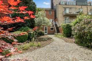 Gerenoveerde bel-etage gelegen in het centrum van Mol.
Alle faciliteiten (winkels, horeca, scholen, ziekenhuis, openbaar vervoer,…) bevinden zich op wandelafstand.
De omliggende gemeenten zijn zeer vlot bereikbaar door de Zuiderring (N71) en de N18 in de nabijheid.
Op het gelijkvloers bevinden zich de garage, toilet, hobbyruimte, boekenruimte en de doorgang naar de tuin. Verder bevinden zich op de eerste verdieping woonkamer (43m²) met inbouwhaard, vernieuwde keuken (2020), wasruimte en terras (24m²) met zicht op de tuin.
Op de tweede verdieping zijn er 2 ruime slaapkamers, kinderkamer en een badkamer (douche – toilet- lavabo) en een dressing.
Tevens is er een siertuin met berging voor tuinmateriaal.
Een unieke parel in het centrum van Mol!
Voor verdere informatie kan U steeds terecht op ons kantoor. 014/82.15.15.