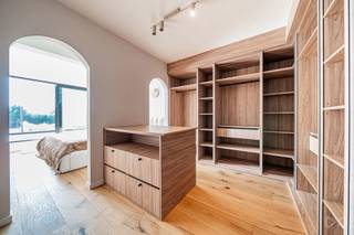 <p><span>Deze woning kan u exclusief bezoeken tijdens onze opendeurdag op zondag 13 september, van …u tot …u. Kom de woning ontdekken, met of zonder afspraak.</span></p>
<p><span>Informatie &amp; bezoeken: 02 315 51 71</span></p>
<p><span>We Invest Brussels presenteert deze mooie, volledig gerenoveerde woning, gelegen in Steenokkerzeel, in een rustige en residentiële omgeving.</span></p>
<p><span>Met een bewoonbare oppervlakte van 227 m² biedt de woning ruime vertrekken en een ideale indeling voor een gezin. De woning beschikt over 4 slaapkamers en een bureau, evenals voldoende bergruimte en een ruime wasruimte.</span></p>
<p><span>De kelderverdieping beschikt over een garage van 34 m² en een kelder van 5 m². Buiten geniet u van een tuin van meer dan 600 m², met tal van mogelijkheden voor inrichting en de mogelijkheid om een zwembad te voorzien, mits de nodige vergunningen.</span></p>
<p><span>De woning werd volledig gerenoveerd met kwaliteitsvolle materialen en wordt gemeubeld verkocht. Ze is instapklaar en er zijn geen werken meer nodig.</span></p>
<p><span>Op technisch vlak beschikt de woning over een EPC-label C en een conforme elektrische installatie.</span></p>
<p><span>De ligging biedt een aangename woonomgeving en bevindt zich bovendien nabij winkels, scholen, openbaar vervoer en belangrijke verbindingswegen.</span></p>
<p><span>Een complete en zeldzame woning op de markt, ideaal voor een gezin dat op zoek is naar ruimte, comfort en een instapklare woning.</span></p>
<p><span>Te bezoeken zonder uitstel!</span></p>
<p><span>Meer ontdekken? Bekijk alle woningen die exclusief te bezoeken zijn op 13 september → </span><span>https://weinvest.be/fr-BE/search?at=Bruxelles&amp;c=4.35121%2C50.8551&amp;t=place&amp;exclusive=1&amp;src=seo-landing</span></p>