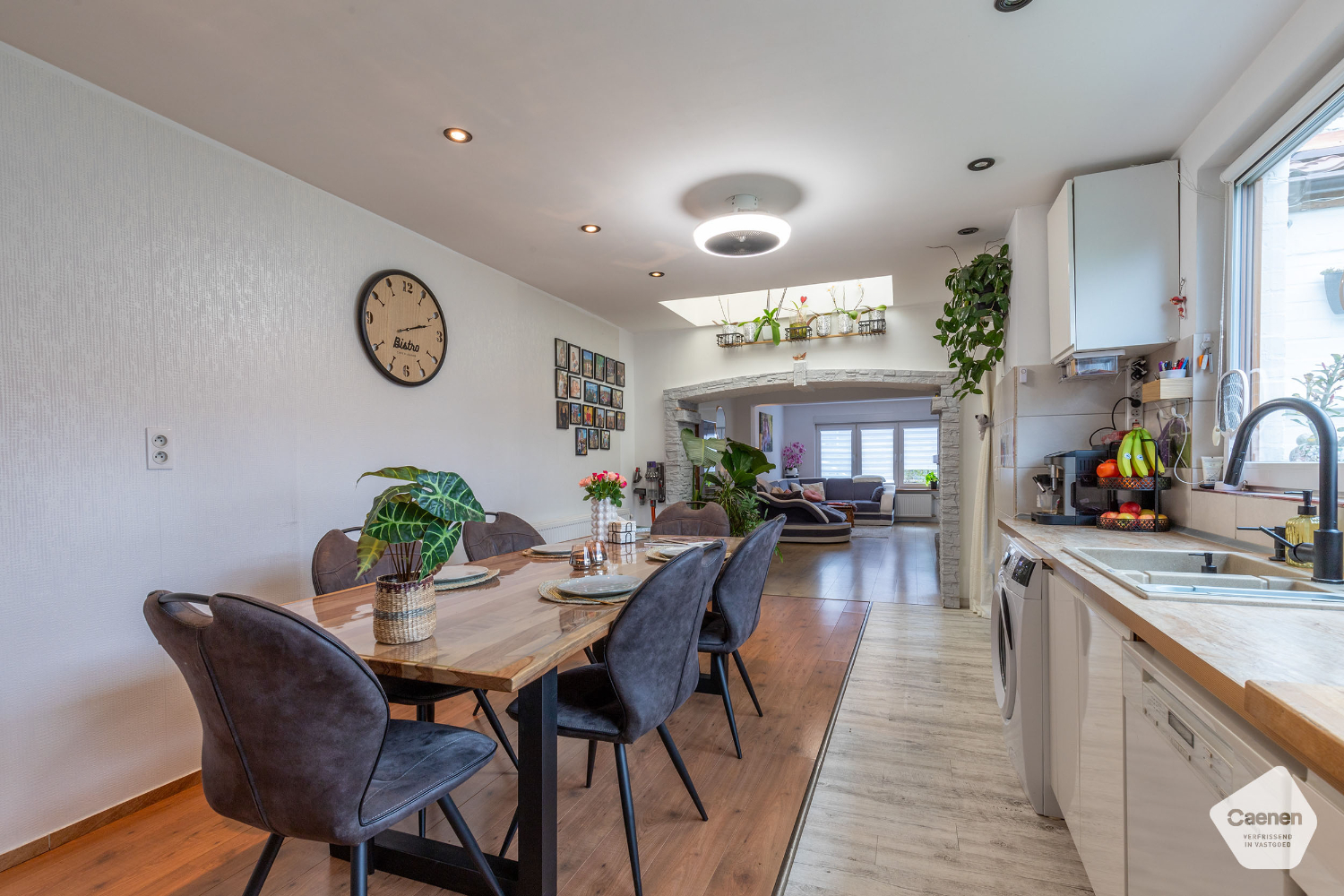 Energiezuinige en Veelzijdige half-open woning met 6 slaapkamers en GARAGE! - photo 1