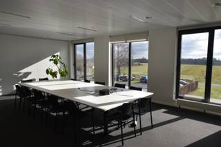 Welkom op Kruiskouter 1 in Asse - de ideale bestemming voor uw zakelijk succes! We zijn verheugd je deze uitstekende kantoorruimtes te kunnen voorstellen.<br />De kantoren zijn gemakkelijk bereikbaar, zowel met de auto als met het openbaar vervoer.<br />Het station van Asse ligt op wandelafstand, net als de bushalte. Bovendien liggen de kantoren vlak naast de fietsroute.<br />Voor wie met de auto wil komen, is er een zeer ruime parking met meer dan 124 plaatsen.<br />We bieden een aantrekkelijke huurprijs van €110/m²/jaar voor deze prachtige kantoorruimtes. Daarnaast zijn er parkeerplaatsen beschikbaar voor €450/plek/jaar. De gemeenschappelijke kosten, inclusief onderhoud van de gemeenschappelijke ruimten, tuin, parkeerplaats, technische installaties en brandverzekering, bedragen €30/m²/jaar.<br /><br />Wacht niet langer en grijp deze unieke kans om uw bedrijf naar nieuwe hoogten te brengen! Contacteer ons vandaag nog om deze fantastische kantoorruimtes op Kruiskouter 1, Asse te ontdekken. Samen creëren we de perfecte werkomgeving waar je team kan floreren en je bedrijf kan bloeien.