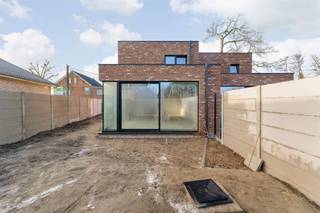 <p><span>Volledig afgewerkte nieuwbouwwoning op centrale ligging.</span></p><p><span> </span></p><p><span>Belangrijkste troeven:</span></p><p><span>- Centrale ligging</span></p><p><span>- Zeer kwalitatief afgewerkt</span></p><p><span>- BEN woning</span></p><p><span>- EPB E7</span></p><p><span>- Zonnepanelen</span></p><p><span> </span></p><p><span>Wenst u meer info of een vrijblijvende afspraak, contacteer dan ons kantoor op het nummer 011 85 15 15 en wij helpen u graag verder.</span></p>