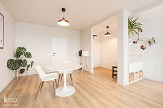 <p>Te koop / te huur*<br /><br />Op een uitstekende locatie in het hart van Antwerpen bevindt zich dit recent gerenoveerde appartement van 100 m². Dankzij de centrale ligging geniet u van een vlotte bereikbaarheid, terwijl winkels, restaurants, openbaar vervoer en het bruisende stadsleven zich op wandelafstand bevinden.<br /><br />Het appartement combineert ruimte, comfort en een overvloed aan natuurlijke lichtinval. De ruime leefruimte sluit aan op de moderne open keuken en biedt een prachtig panoramisch uitzicht over Antwerpen. Gelegen op de achtste verdieping geniet u bovendien van optimale privacy, zonder inkijk van omliggende gebouwen.<br /><br />Verder beschikt het appartement over twee volwaardige slaapkamers, een badkamer, een apart toilet en een aangenaam westgericht terras waar u kunt genieten van de avondzon. Dankzij de recente renovatie verkeert het appartement in uitstekende staat en is het volledig instapklaar. De kwalitatieve afwerking, energiezuinigheid en doordachte indeling maken dit een ideale woonst voor wie comfortabel wil wonen op een centrale locatie.<br /><br />De vraagprijs omvat het appartement en een privatieve kelderberging van circa 4 m². Er is ook een mogelijkheid om het appartement te huren. De huurprijs is €1100,00 /maand. Een staanplaats is optioneel aan te kopen voor €40.000 of te huur aan €100 per maand.<br /><br />De maandelijkse lasten bedragen €199,00 inclusief water, verwarming en syndicus-kosten.<br /><br />Voor meer informatie of een bezoek kunt u ons steeds contacteren op het nummer 015/21.21.21 of via olivier.lievens@imovastgoed.be.<br />En als u zich afvraagt wat uw eigen woning waard is, neem dan gerust contact op voor een gratis waardebepaling.</p>