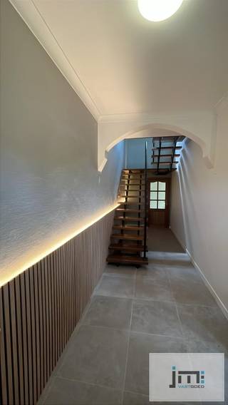 Deze gerenoveerde woning met tuin is gelegen aan de verbindingsweg tussen Tienen en Sint-Truiden.Indeling:Gelijkvloers: inkomhal, ruime...