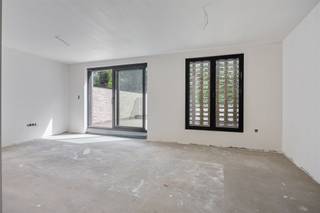 <p>Wonen in het centrum van Bilzen, met alle dagelijkse voorzieningen op wandelafstand? Dit stijlvolle nieuwbouwappartement aan de Brugstraat 16 combineert een uitstekende ligging met hedendaags wooncomfort, energiezuinige technieken en een hoogwaardige afwerking.</p><p>Dit appartement op de eerste verdieping beschikt over een aangename woonoppervlakte van 90 m² en biedt twee ruime slaapkamers. Een absolute troef is het royale terras van maar liefst 16 m², waar u heerlijk kunt genieten.</p><p>Het appartement wordt voorzien van moderne en energiezuinige technieken, waaronder vloerverwarming en zonnepanelen. Ook aan praktische voorzieningen is gedacht: aan de inkom van de residentie wordt een mooie en praktische fietsenstalling voorzien.<br />Een bijzonder voordeel is dat u als koper de afwerking en materialen nog naar eigen smaak kunt bepalen. Zo krijgt u de mogelijkheid om uw toekomstige thuis volledig af te stemmen op uw persoonlijke stijl en woonwensen.<br />Vanuit de Brugstraat bevinden winkels, scholen, supermarkten, restaurants, cafés en andere dagelijkse voorzieningen zich op korte wandelafstand. Ook wie graag geniet van een gezellig hapje of drankje, vindt in het centrum van Bilzen tal van leuke adresjes in de directe omgeving.</p><p>Bovendien is een aankoop aan 6% btw mogelijk, indien aan de wettelijke voorwaarden wordt voldaan.</p><p>Wenst u meer informatie over residentie ISSA of wilt u graag een bezoek ter plaatse inplannen? Neem dan gerust contact met ons op via info@immonoble.be. </p>