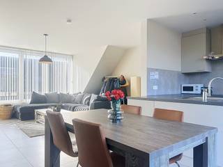 Lichtrijk en modern dakappartement op de tweede verdieping van dit stijlvol appartementsblokje (met lift). Grenzend aan de Markt, met al het nodige op wandelafstand en toch rustig op de bovenverdieping. Qua indeling omvat dit appartement een lichte leefruimte met open, volledige geïnstalleerde keuken, een slaapkamer, badkamer (met douche en toilet), wasplaats en een terras met open zicht. Door de rechte muren met veel glaswerk geniet dit appartement aangename lichtinvallen doorheen de dag en wordt het contact met de buitenomgeving maximaal benut zodat u een ideaal wooncomfort geniet. Verder beschikt dit appartement over een autostaanplaats, alsook voorziet het project een gemeenschappelijke fietsen- en vuilnisberging, Stedenbouwkundige inlichtingen in aanvraag.