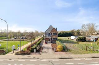 Achter deze charmante gevel schuilt een warme en uitnodigende thuis. De klassieke baksteenarchitectuur, gecombineerd met een landelijke...