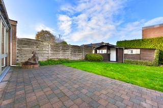 Ontdek deze goed onderhouden halfopen bebouwing nabij het centrum van Eeklo, perfect gelegen dicht bij alle dienstencentra en winkels.
De lichtrijke leefruimte, veranda en het ruime terras bieden dagelijks wooncomfort met zicht op de grote tuin.
De woning beschikt over drie slaapkamers, een badkamer en een bijzonder praktische indeling. Vanuit de garage komt u in de ingerichte, gezellige keuken wat het makkelijk maakt om uw boodschappen uit te laden. De grote garage, carport en twee autostaanplaatsen maken parkeren eenvoudig, terwijl de uitbreidbare ruimte boven de garage ideaal is voor wie werk en wonen wil combineren.
Een veelzijdige, instapklare woning op een toplocatie, klaar voor haar nieuwe bewoners.
Wenst u een bezoek te plannen? Neem dan contact op via het nummer 09 336 16 15 of mail ons via info@vastgoedunicum.be, wij helpen u graag verder!
Virtuele rondleiding?
https://youtube.com/shorts/H6RXB0xPcIw