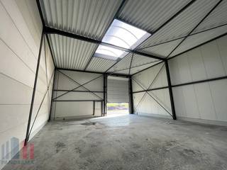 Nieuwbouw KMO-unit met een oppervlakte van +/- 308m² en minstens 1 privatieve parkeerplaats te koop. Het casco magazijn is opgebouwd uit...