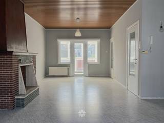 <p><span>GENT - Ottergemsesteenweg 30: Op zoek naar een</span><span> centraal gelegen rijwoning met garagebox </span><span>te huur</span><span> in Gent? Dan is dit pand mogelijk iets voor u.</span></p><p><span> </span></p><p><span>De troeven in een notendop:</span></p><ul><li><span>Tal van faciliteiten in de buurt zoals winkels, sportclubs, etc. </span></li><li><span>Goed bereikbaar met het openbaar vervoer en met vlotte toegang tot invalswegen</span></li><li><span>Inclusief garagebox</span><span><br /><br /></span></li></ul><p><span>Zo ziet het gelijkvloers eruit:</span><span> </span></p><p><span>Inkomhal, badkamer, berging onder de trap.</span></p><p><span> </span></p><p><span>Zo ziet de eerste verdieping eruit:</span></p><p><span>Lichtrijke leefruimte, keuken, afzonderlijk toilet, veranda (via de veranda kan u met een buitentrap naar de garagebox).</span></p><p><span> </span></p><p><span>Zo ziet de tweede verdieping eruit:</span></p><p><span>2 ruime slaapkamers.</span></p><p><span><br />Huurprijs: € 1050 + EGW naar eigen verbruik.</span></p><p><span>B</span><span>eschikbaar vanaf heden. Domicilie verplicht.</span></p><p><span> </span></p><p><span>Contacteer Axel Lenaerts makelaars voor een bezoek via onze website.</span></p><p><span> </span></p>