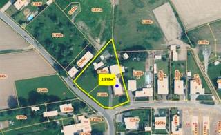Uit de hand te koop<br />Landhuis met bijgebouwen en weiland/bouwgrond<br />ideaal voor zelfstandigen of kangoeroewoning<br />opp.2510m²<br />4 tot 6 slaapkamers mogelijk<br />