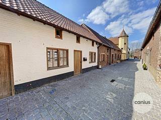 <p><span>TIJDLOZE WONING IN HARTJE SINT-TRUIDEN</span></p><p><span> </span></p><p><span>Aan de stadsrand van Sint-Truiden, treffen wij op het Begijnhof deze unieke woning aan gelegen op een uiterst rustige locatie. Wij bevinden ons op wandelafstand van domein 't Speelhof, het stadspark, het bruisdende stadscentrum van Sint-Truiden, ... Ook openbaar vervoer en de belangrijke invalswegen richting Hasselt, Tienen en Gingelom bevinden zich nabij deze woning. </span></p><p><span> </span></p><p><span>Het karaktervolle pand beschikt over een volledig uitgeruste en tijdloze leefkeuken. In de aanpalende gezellige en lichtrijke leefruimte is de ronde houten trap de eyecatcher. Wanneer wij ons naar buiten verplaatsen treffen wij een ruim terras + gemeenschappelijke tuin aan waar u heel de dag kan genieten van de zon. Terug in de woning verplaatsen wij ons via de ronde houten trap naar de eerste verdieping. Hier vallen de houten gewelven meteen op, deze geven enorm veel karakter en tonen de rijke geschiedenis van de woning. De eerste verdieping doet dienst als slaapkamer met aansluitend een badkamer met aanwezigheid van een vrijstaand ligbad, een toilet en een wastafelkast.<br /><br />Troeven: </span></p><p><span>- Prachtig gerestaureerde woning</span></p><p><span>- Aanwezigheid van authentieke elementen</span></p><p><span>- Gezellig terras + gemeenschappelijke tuin</span></p><p><span>- Gratis parking nabij de woning</span></p><p><span><br />Momenteel wordt deze woning verhuurd. Deze woning is ideaal om zelf te wonen of als opbrengsteigendom. Verkoop onder registratierechten (2% of 12%).<br /><br />Nieuwsgierig naar deze woning? Maak snel een afspraak of vraag maar informatie bij één van de medewerkers van Canius Real Estate te bereiken op het nummer 078 78 30 39 of via info@canius.be.</span></p><p><span> </span></p><p><span>*Deze gegevens zijn louter ter informatieve titel. De vermelde oppervlaktes zijn slechts indicatie. Canius Real Estate kan niet verantwoordelijk gesteld worden voor de juistheid van de aan haar verstrekte gegevens. </span></p><p><span> </span></p><p><span> </span></p>