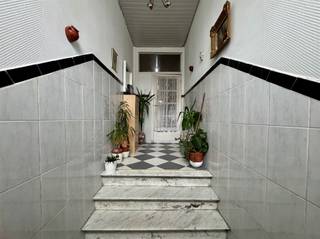 Deze lichtrijke en ruime rijwoning geniet van een zeer gunstige ligging nabij het centrum van Vilvoorde, met vlotte toegang tot winkels, scholen...