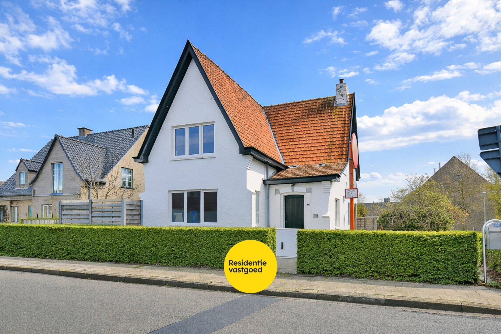 Gerenoveerde villa in de het hartje van Oostkamp! - foto 1