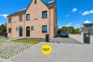 Welkom in de Hertog van Klevestraat 5A te Ruddervoorde, een energiezuinige woning op een rustige, landelijke ligging. Omgeven door groen en vlak bij een lagere school, een bakker, openbaar vervoer en de autosnelweg.<br /><br />Bij het binnenkomen wordt u verwelkomd in de inkomhal met gastentoilet en plaats voor vestiaire. De aangename leefruimte baadt in het natuurlijke licht en sluit naadloos aan op de eetplaats. Dankzij de grote schuiframen vormt de tuin een verlengstuk van de woonruimte. De open keuken is uitgerust met kwalitatieve toestellen en biedt alle comfort voor dagelijks gebruik. Verder beschikt het gelijkvloers over een praktische technische ruimte/ wasplaats.<br /><br />De verdieping telt drie slaapkamers, waarvan één momenteel is ingericht als dressing. De badkamer is volledig uitgerust met een inloopdouche, ligbad en dubbele wastafel. Daarnaast is er een afzonderlijk toilet aanwezig. De zolder is bereikbaar via een vaste trap, deze ruimte kan perfect ingericht worden als vierde slaapkamer.<br /><br />Buiten geniet u van een verzorgde en volledig omheinde tuin met zonnig terras. De ruime oprit biedt parkeergelegenheid voor 4 à 5 wagens.<br /><br />Deze woning combineert energiezuinig wonen, comfort en een rustige ligging in een groene omgeving. Contacteer ons voor meer informatie of een bezoek ter plaatse!<br /><br />De vermelde prijs is een richtprijs; elk bod wordt voorgelegd aan de eigenaar, die het recht heeft dit te aanvaarden of te weigeren.<br /><br />www.residentievastgoed.be/gratisonlineschatten