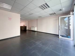 Vandaag nemen we jullie mee naar deze commerciële ruimte op toplocatie in de winkelstraat van Bornem.Het handelspand werd in 2022 opgefrist, wat...