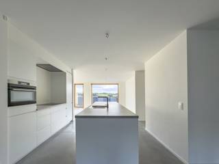 Dit prachtige nieuwbouwappartement (97 m2) op de tweede verdieping is voorzien van alle comfort. Vlotte verbindingen (vlakbij station) door de topligging in Anzegem.  <br /><br /><br />Indeling: <br />- 2 slaapkamers <br />- 1 badkamer (dubbele wastafel en inloopdouche) <br />- Ruime leefruimte (veel lichtinval) <br />- Volledig uitgeruste keuken <br />- Berging<br />- Apart toilet <br />- Zonnig terras<br /><br />Daarnaast zijn bij dit appartement ook inbegrepen: <br />- Ruime berging in ondergrondse parking <br />- 1 Ondergrondse autostaanplaats <br /><br />Ten vroegste beschikbaar december 2026, te bespreken met huidige huurder<br /><br />Het appartement is volledig geschilderd.  <br /><br />Prijs: 875 EUR huurprijs + 50 EUR kosten<br /><br />Interesse? Contacteer Anne-Sophie Rottiers op +32479045893 of anne-sophie@brocor.be